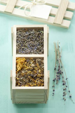 Beyaz arka planda lavantalı bitki çayı.