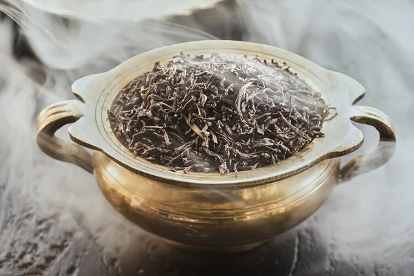 Kínai füstölt tea sötét háttérrel — Stock Fotó