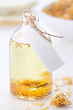 Kozmetik yağı ve takvim çiçekleri