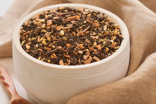 Tea fűszerekkel, meleg háttérrel — Stock Fotó