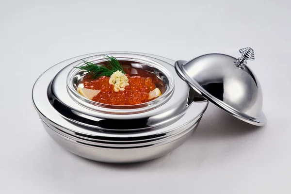 Caviar rojo con aceite sobre fondo blanco —  Fotos de Stock