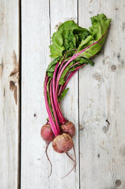 Ahşap arka planda pancar kökü