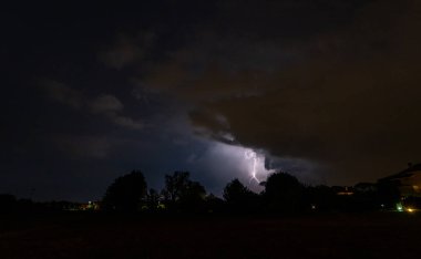 Fırtınalı gökyüzünde şimşek