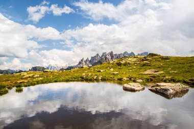 Predazzo dağlarının etrafındaki harika alp ortamı