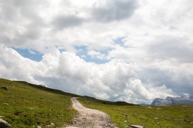 Predazzo dağlarının etrafındaki harika alp ortamı