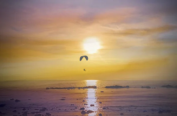 Экстремальный воздушный спорт на закате на море — стоковое фото