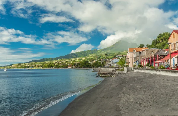 Utsikt över Saint-Pierre på Martinique ön och Mount Pelee vulkan Stockfoto