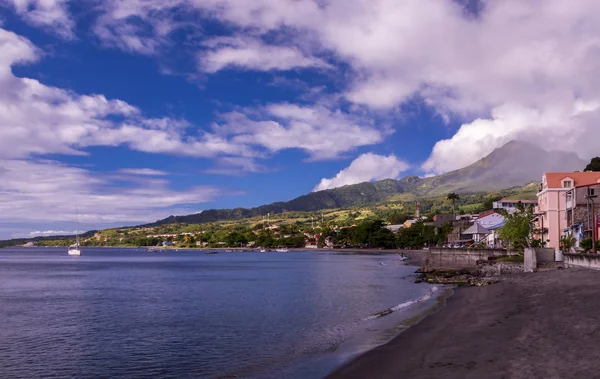 Kilátás Saint-Pierre a Martinique-szigeten és a Pelee-hegy vulkán — Stock Fotó