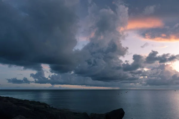 Seascape with rocks and beautiful sky in Martinique — 스톡 사진
