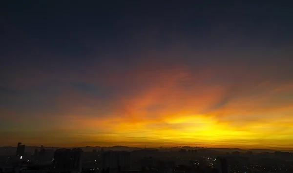 Skyline von Kuala Lumpur erwacht im atemberaubenden Sonnenuntergang — Stockfoto