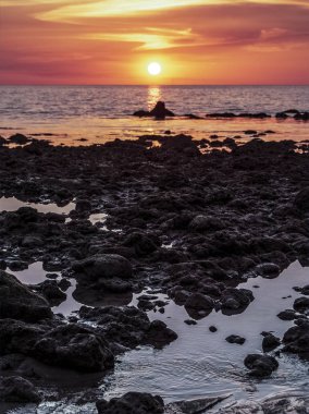 Denizde turuncu günbatımı