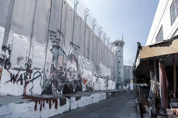以班克斯涂鸦在巴勒斯坦和以色列之间筑墙 — 图库照片
