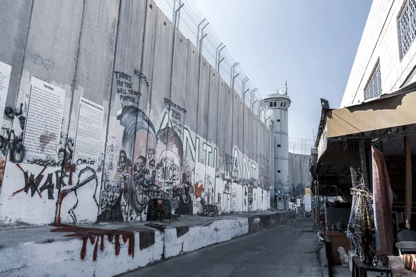 Filistin ve İsrail arasındaki duvar Banksy graffiti ile