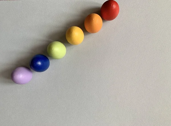 Цветные праздничные пасхальные яйца на цветном фоне — стоковое фото