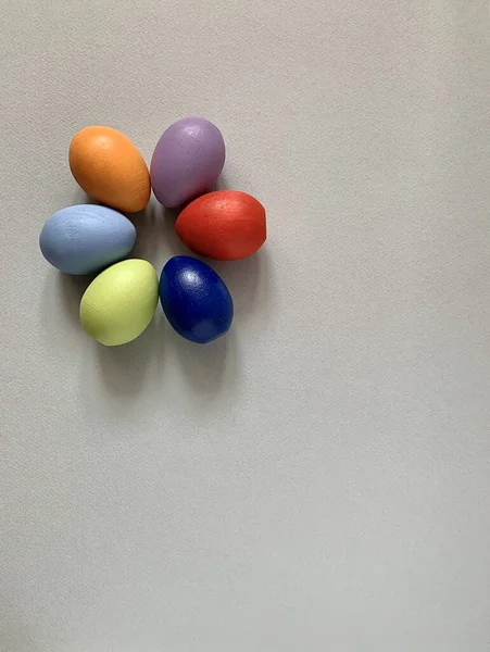 Ovos de páscoa festiva coloridos em um fundo colorido — Fotografia de Stock