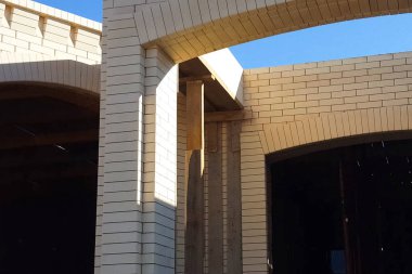 Ev sarı silikat tuğladan yapılmıştır. Duvarlar ve cephe