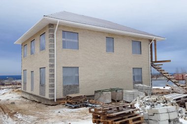 Ev sarı silikat tuğladan yapılmıştır. Duvarlar ve cephe