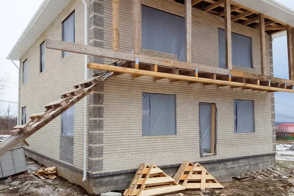 Huis is gemaakt van gele silicaat baksteen. De muren en gevel van — Stockfoto