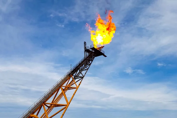 Linterna ardiente en la planta de la antorcha que quema gas natural asociado en la plataforma petrolera —  Fotos de Stock