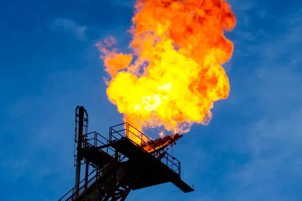 Linterna de combustión en la planta de la antorcha quema de gas natural asociado —  Fotos de Stock