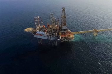 Petrol platformunun çekilmesi. Limanda sondaj platformu.