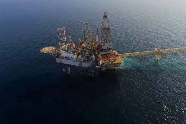 Towing of the oil platform. Drilling platform in the port. — 스톡 사진