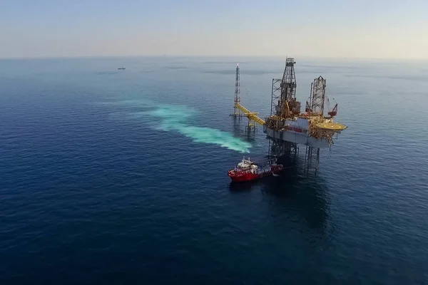 Towing of the oil platform. Drilling platform in the port. — 스톡 사진