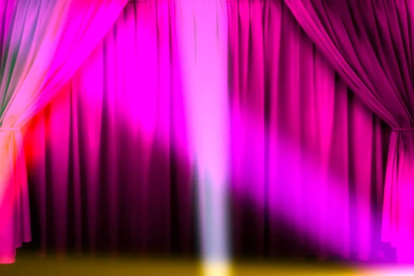 Sahnede tiyatro perdesi ve ışıklandırma. Curta 'nın tasviri — Stok fotoğraf