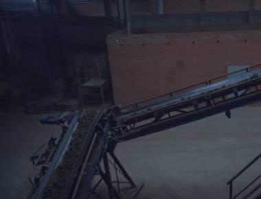 Tuğla üretimi için kil taşıma hattı.