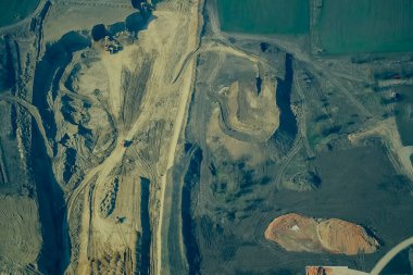 Üretim için kil çıkarmak için kil ocağı