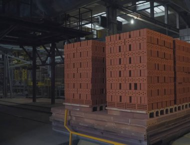 Fırından çıkan tuğlaları kızartır..