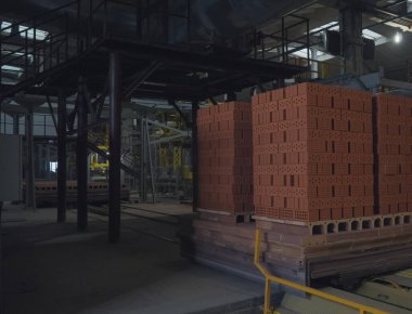 Fırından çıkan tuğlaları kızartır..