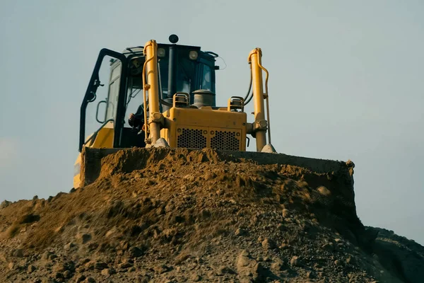 Grader move argila em uma pedreira. Pedreira de argila — Fotografia de Stock