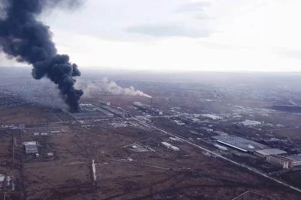 Grote brand in de fabriek. donkere rookwolken van gebouwen. — Stockfoto