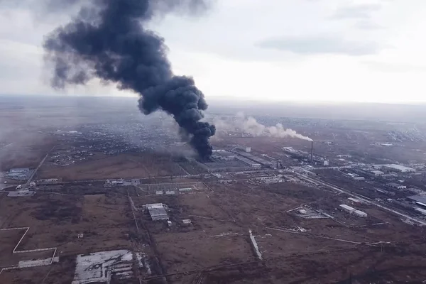 Grote brand in de fabriek. donkere rookwolken van gebouwen. — Stockfoto