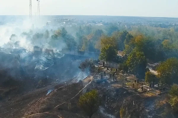 Лісова пожежа, дим навколишньої території. дим і вогонь . — стокове фото