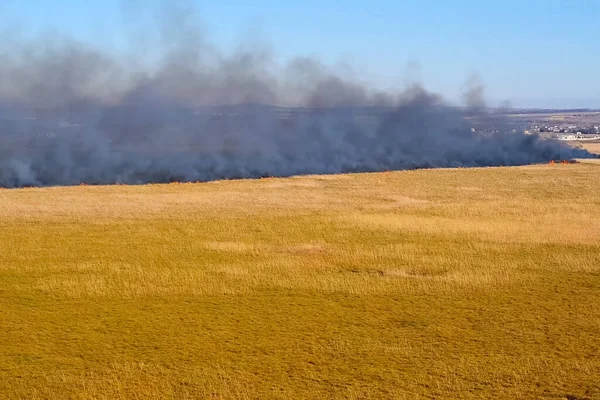 Степной огонь. Горящая сухая трава, пожарный дым — стоковое фото