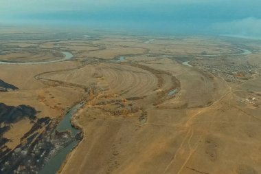 Tundra yangını. Kuru çimenler ve turba bataklıkları, ateş ve duman yanıyor