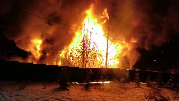 家が焼けて村の家が火事消防士が家を消す — ストック動画