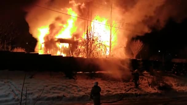 Una Casa Brucia Incendio Villaggio Vigili Del Fuoco Spengono Una — Video Stock