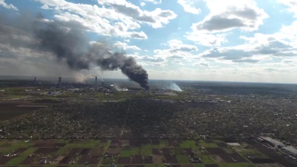 Gran Incendio Fábrica Soplos Oscuros Humo Los Edificios — Vídeo de stock