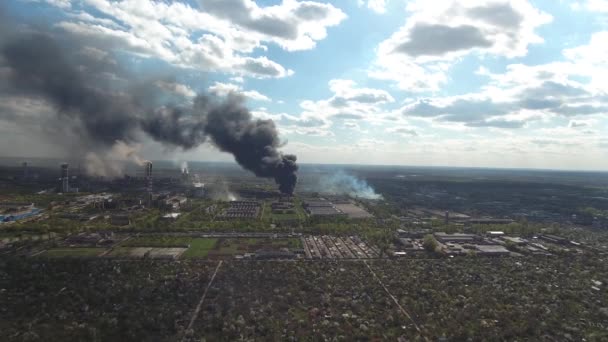 Incendie Majeur Usine Bouffées Sombres Fumée Provenant Des Bâtiments — Video
