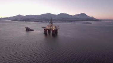 Limanda sondaj platformu var. Petrol platformunun çekilmesi.