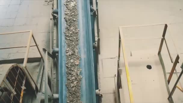 Ligne de convoyeur en argile pour la production de briques. Travaux de maçonnerie .