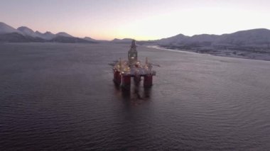 Limanda sondaj platformu var. Petrol platformunun çekilmesi.