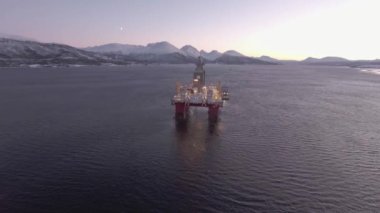 Limanda sondaj platformu var. Petrol platformunun çekilmesi.