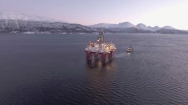 Limanda sondaj platformu var. Petrol platformunun çekilmesi.