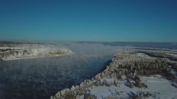 Vapor sobre el río y una vista de la ciudad de Bratsk . — Vídeo de stock