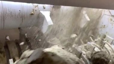 Çamuru öğütmek için makinenin değirmen taşı. Tuğla üretim fabrikası.