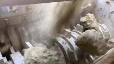 Çamuru öğütmek için makinenin değirmen taşı. Tuğla üretim fabrikası.